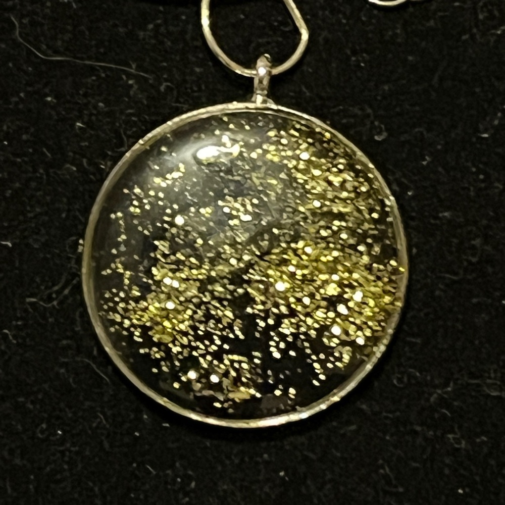 Elegant Gold Pendant Necklace